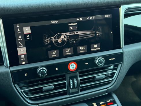 Used 2025 Porsche Macan AWD/4WD image 21