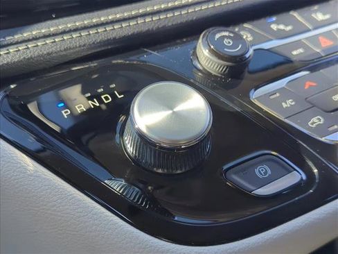 Used 2024 Chrysler Pacifica Touring-L image 9