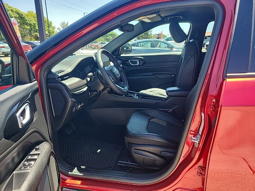 Used 2025 Jeep Compass Trailhawk AWD/4WD image 10