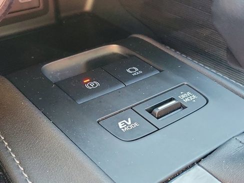 Used 2023 Toyota Venza XLE image 28