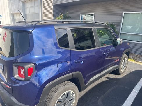 Used 2016 Jeep Renegade Trailhawk AWD/4WD image 2