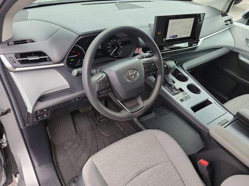 Used 2025 Toyota Sienna LE AWD/4WD image 8