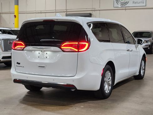 Used 2018 Chrysler Pacifica Touring Plus FWD image 8