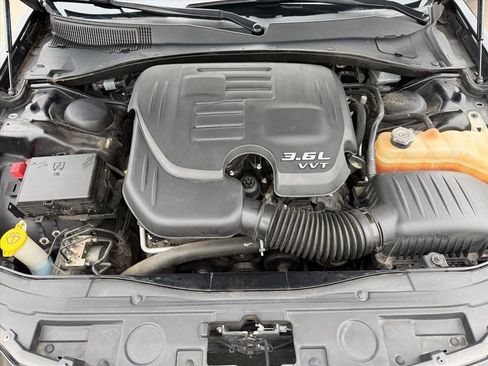 Used 2017 Chrysler 300 Limited image 21