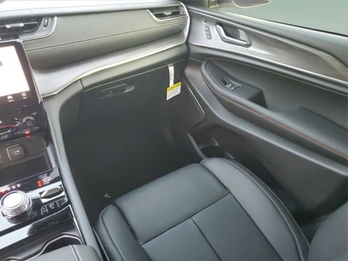 New 2025 Jeep Grand Cherokee Overland w/ Luxury Tech Group IV image 9