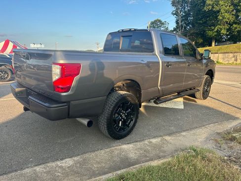 Used 2019 Nissan Titan SV w/ SV Convenience Package image 3