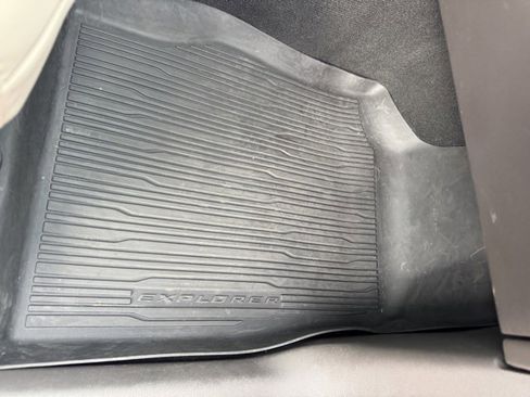 Used 2023 Ford Explorer Platinum w/ Technology Package image 39