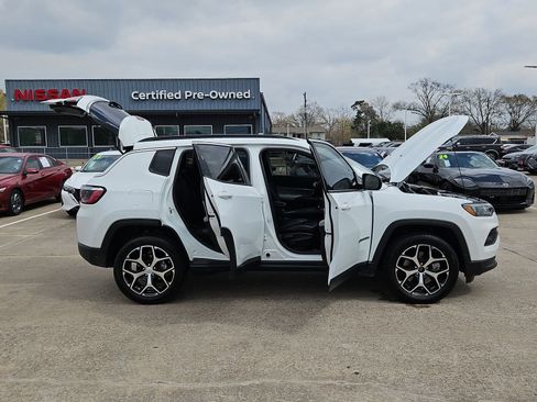 Used 2024 Jeep Compass Latitude image 12