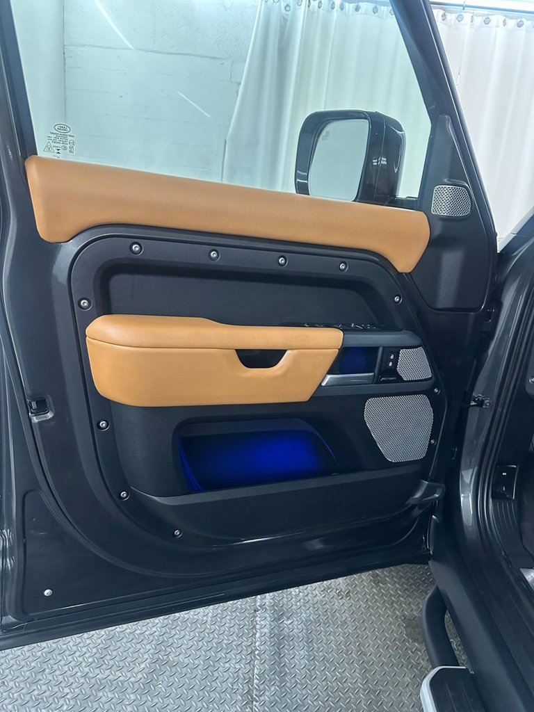 Used 2024 Land Rover Defender 130 X-Dynamic SE AWD/4WD image 8