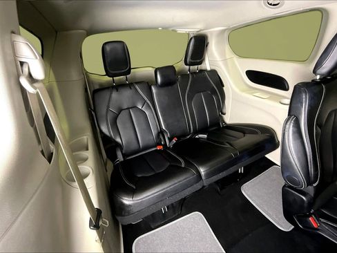 Used 2024 Chrysler Pacifica Touring-L image 25