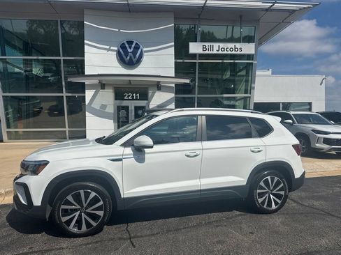 Used 2023 Volkswagen Taos SE w/ Panoramic Sunroof Package AWD/4WD image 3