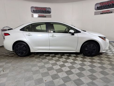 Used 2022 Toyota Corolla LE FWD image 2