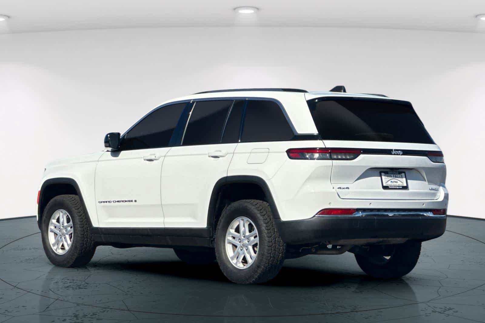 Used 2023 Jeep Grand Cherokee Laredo w/ Trailer Tow Prep Group (B) AWD/4WD image 8