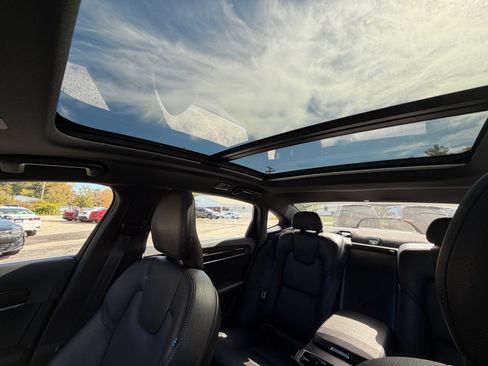 Used 2019 Volvo S90 T5 Momentum image 16