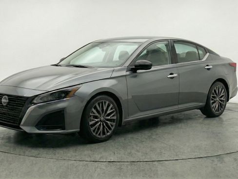 Used 2025 Nissan Altima 2.5 SV FWD image 3