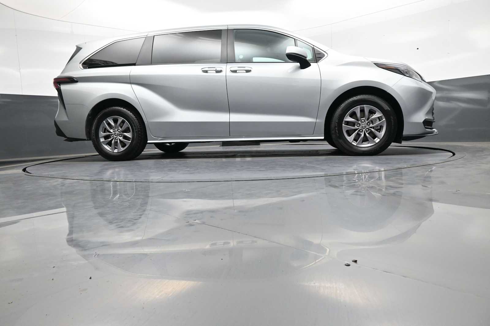 Used 2025 Toyota Sienna LE FWD image 29