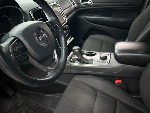 Used 2019 Jeep Grand Cherokee Laredo image 12