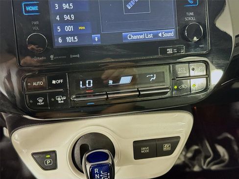 Used 2017 Toyota Prius Three Touring FWD image 17