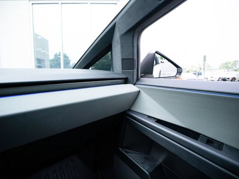 Used 2024 Tesla Cybertruck AWD Crew Cab image 33