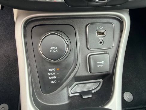 Used 2019 Jeep Compass Latitude w/ Popular Equipment Group AWD/4WD image 23