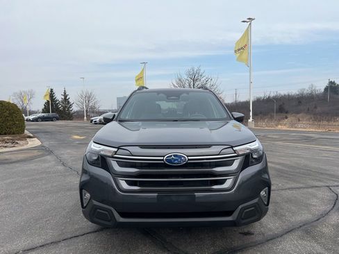 Used 2025 Subaru Forester Premium image 2