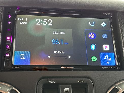 Used 2017 Jeep Wrangler Rubicon w/ Power Convenience Group image 20