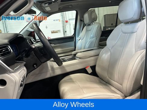 Used 2022 Jeep Wagoneer Series III w/ Premium Group I AWD/4WD image 17