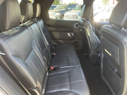 Used 2018 Land Rover Discovery SE image 15