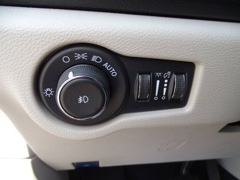Used 2024 Chrysler Pacifica Touring-L FWD image 18