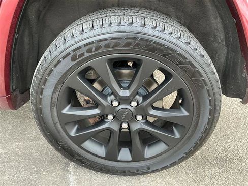 Used 2017 Jeep Grand Cherokee Overland w/ Jeep Active Safety Group image 22