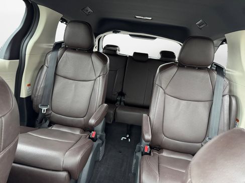 Certified 2023 Toyota Sienna Platinum image 12