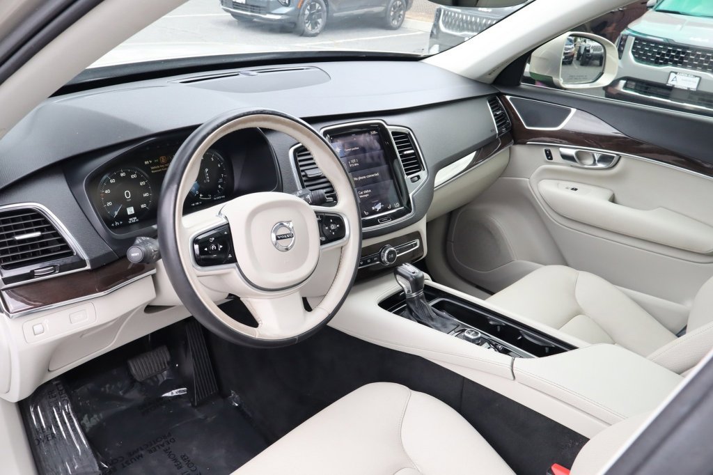 Used 2016 Volvo XC90 T6 Momentum w/ Momentum Plus Package AWD/4WD image 18