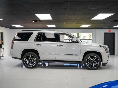 Used 2017 Cadillac Escalade Luxury AWD/4WD image 6