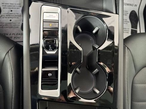 Used 2025 Volkswagen Atlas SEL AWD/4WD image 18