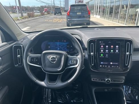 Certified 2025 Volvo XC40 B5 Plus AWD/4WD image 18