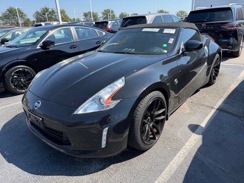 Used 2016 Nissan 370Z Touring RWD image 3