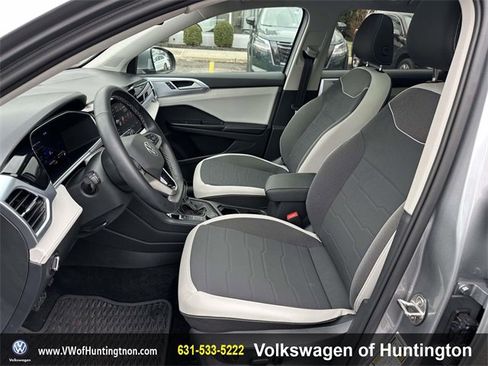 Certified 2025 Volkswagen Taos SE w/ Panoramic Sunroof Package image 18