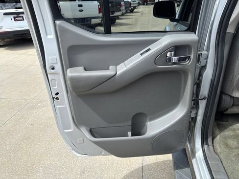 Used 2014 Nissan Frontier SV w/ SV Value Truck Package AWD/4WD image 39