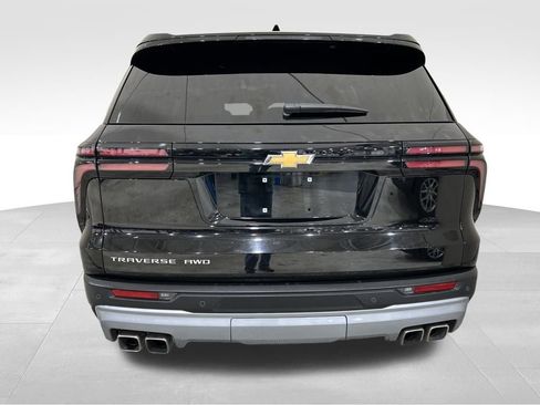 Used 2025 Chevrolet Traverse LT image 4