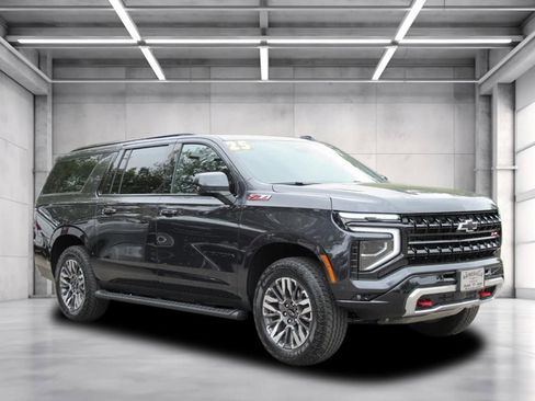 Used 2025 Chevrolet Suburban Z71 AWD/4WD image 1