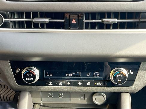 New 2025 Mitsubishi Outlander SE image 15