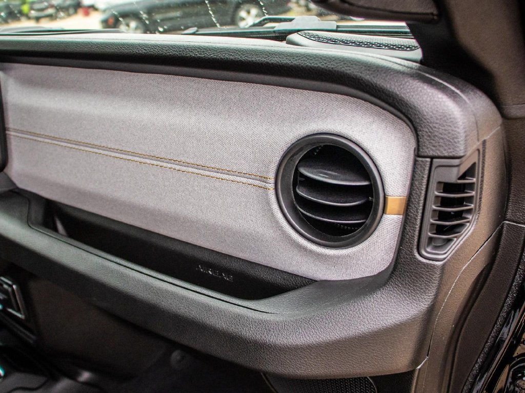 Used 2025 Jeep Wrangler Unlimited Sport AWD/4WD image 16