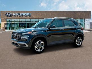 Used 2025 Hyundai Venue SEL video 2