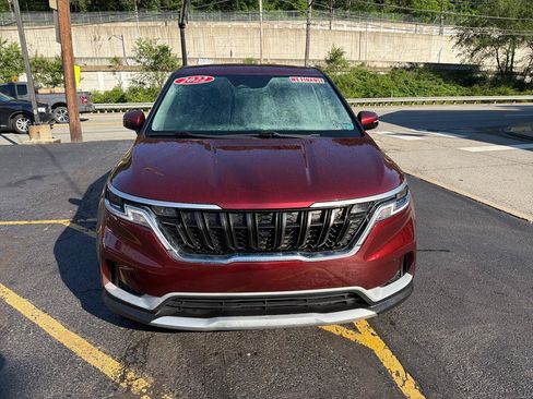 Used 2022 Kia Carnival LX FWD image 3