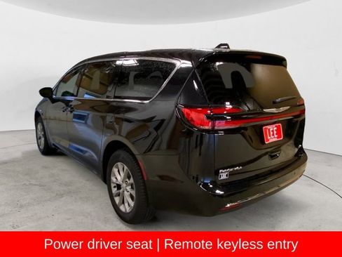 New 2026 Chrysler Pacifica Select image 3