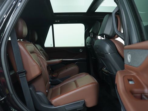 Used 2025 Lincoln Navigator Reserve AWD/4WD image 12