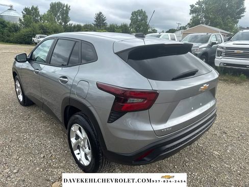 Used 2025 Chevrolet Trax LS w/ LS Convenience Package FWD image 4