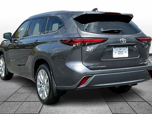 Used 2024 Toyota Highlander Limited image 12