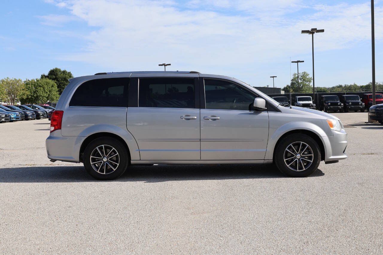 Used 2017 Dodge Grand Caravan SXT FWD image 7