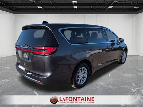 Certified 2023 Chrysler Pacifica Touring-L image 5